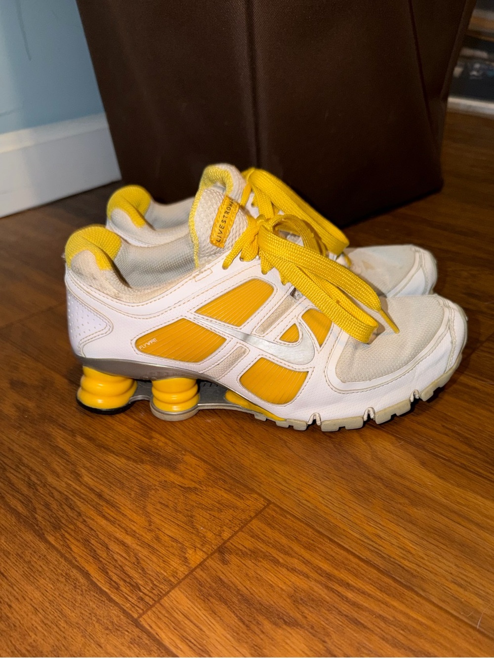 Nike Shox Sneakers Livestrong Edition vintage - White & Yellow size 6.5